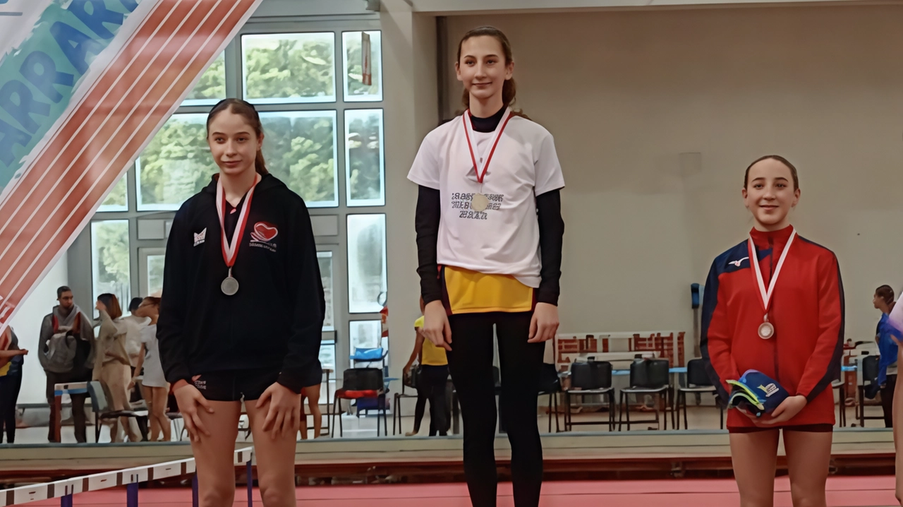 Cloe Meravigli (prima da destra) sul podio con la medaglia di bronzo conquistata nella gara degli 800 metri