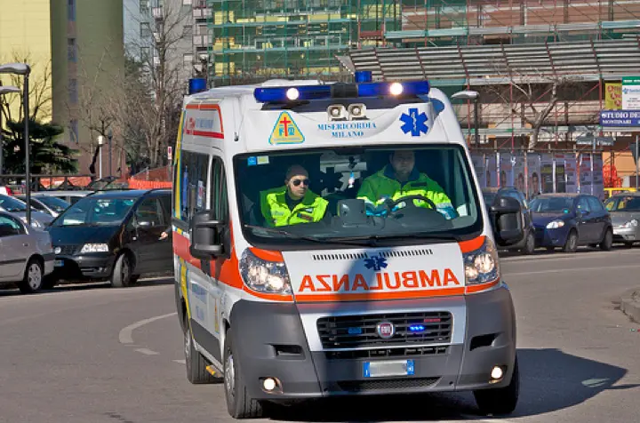 Incidente frontale, coinvolto anche un neonato