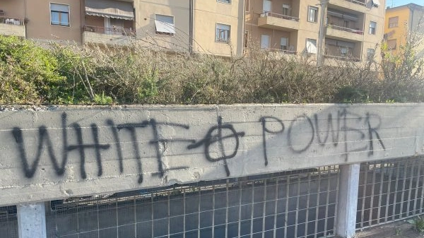 Le scritte in piazza Dalla Chiesa