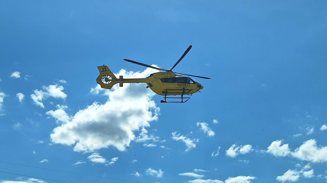 Scontro tra moto e auto a Forte dei Marmi, un ragazzo portato con l’elicottero in ospedale