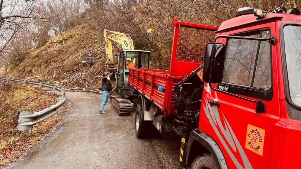 La frana sulla strada vicinale di ieri mattina e l’intervento della ditta per la rimozione dei detriti, materiali rocciosi e della vegetazione