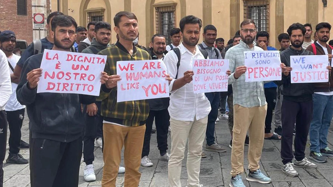 Una protesta dei migranti pakistani che chiedono accoglienza