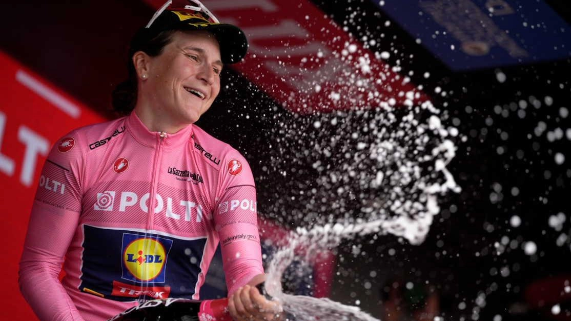 Il Giro d'Italia femminile fa tappa a Foligno per la prima volta nella storia, portando visibilità e passione per il ciclismo internazionale nella città umbra. Grandi campionesse in sella, tra cui Elisa Longhi Borghini e Lotte Kopecky, si sfidano per la maglia rosa.
