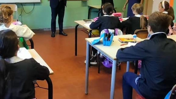 Il sindaco Francesco Persiani ieri mattina è stato in visita alle scuole primarie di Casone e di Forno