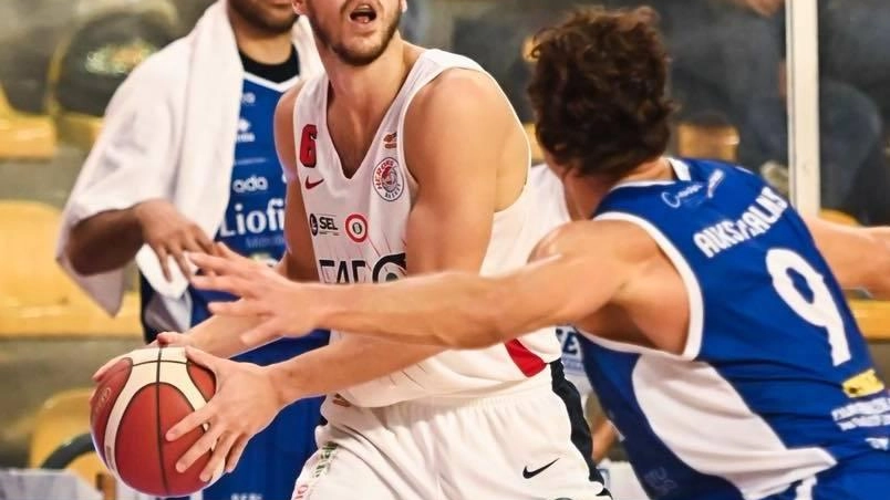 Il giocatore Adrian Chiera si prepara per il quinto derby di Montecatini con la squadra Herons, con il sostegno della famiglia e la determinazione per una partita intensa.