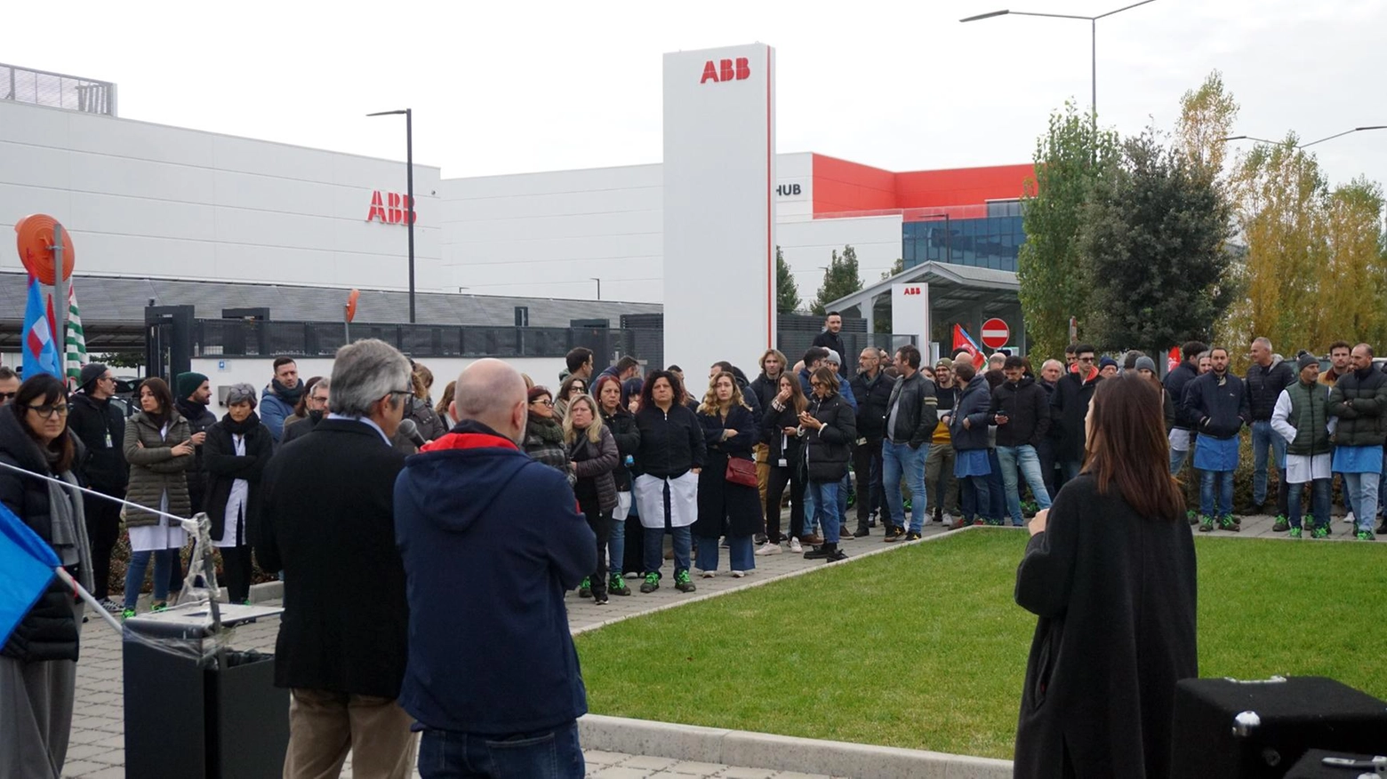 Abb e i 33 licenziati via mail. Gli scenari in vista del vertice