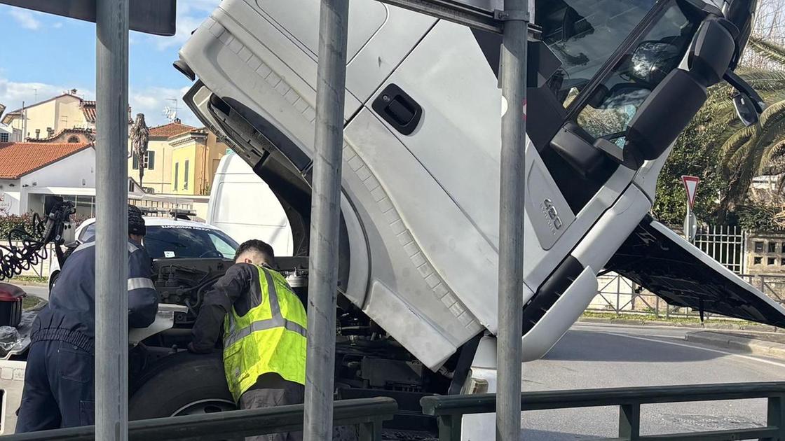 Cisterna guasta in Circonvallazione. Viabilità in tilt per tutta la mattinata