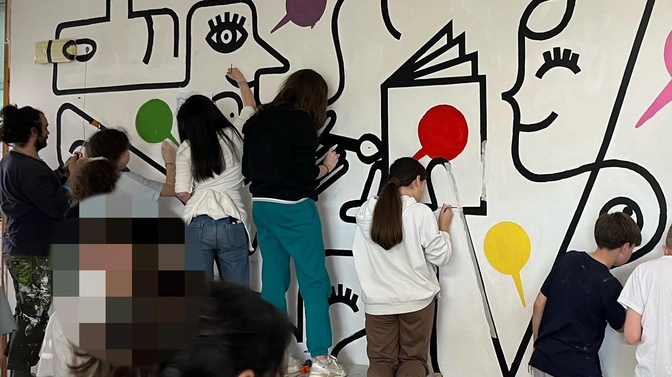 Un murales dalle mani  degli studenti