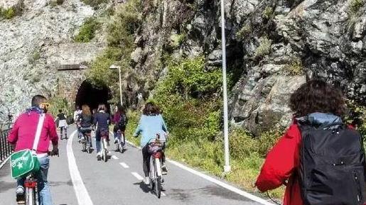 In bicicletta tra gallerie a picco sul mare