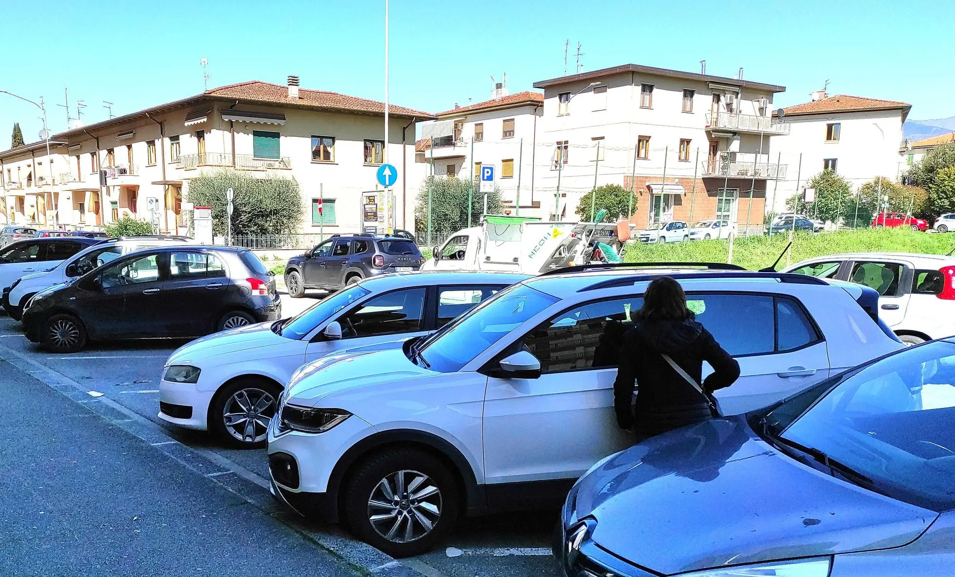 Atti vandalici su 30 auto in sosta. I cittadini chiedono le telecamere