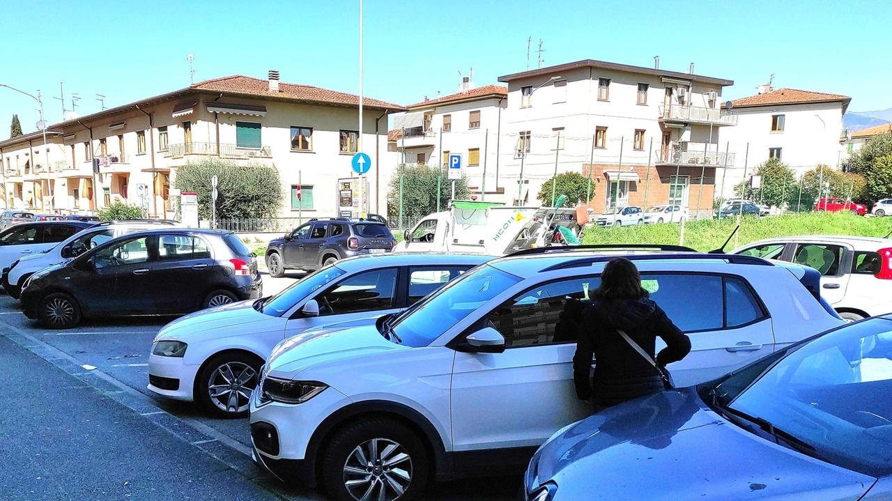 Oltre 30 auto prese di mira e specchietti spaccati in via della Costituzione