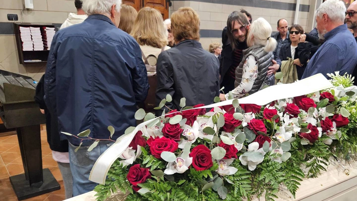 Francesco Bianconi, frontman dei Baustelle, ai funerali del padre Ivo