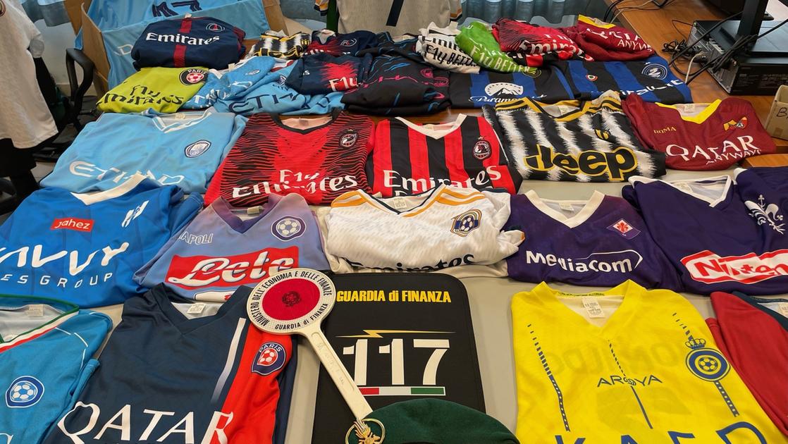 Blitz della finanza sotto la Torre, sequestrate 1300 maglie da calcio contraffatte