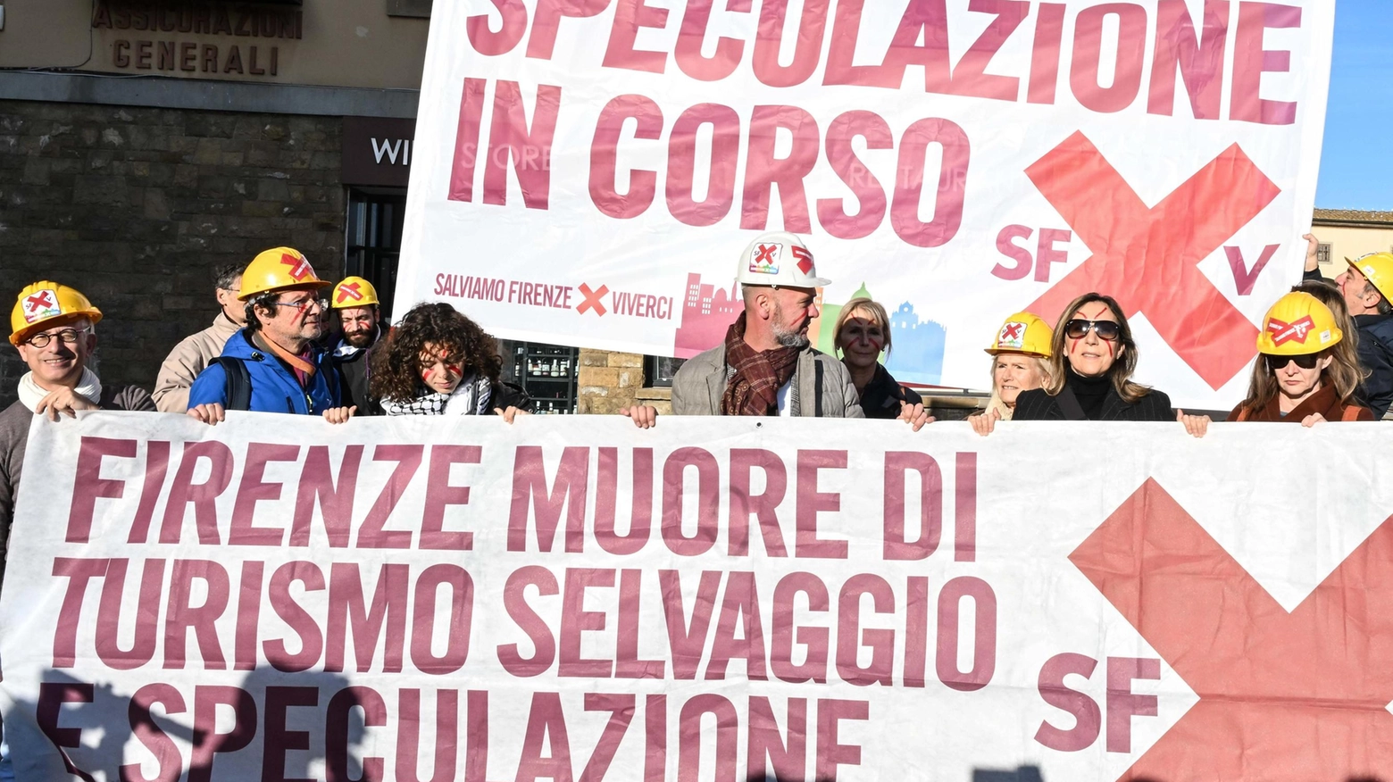 Caschetti e striscioni. Sit in del comitato: "Stop alla speculazione"