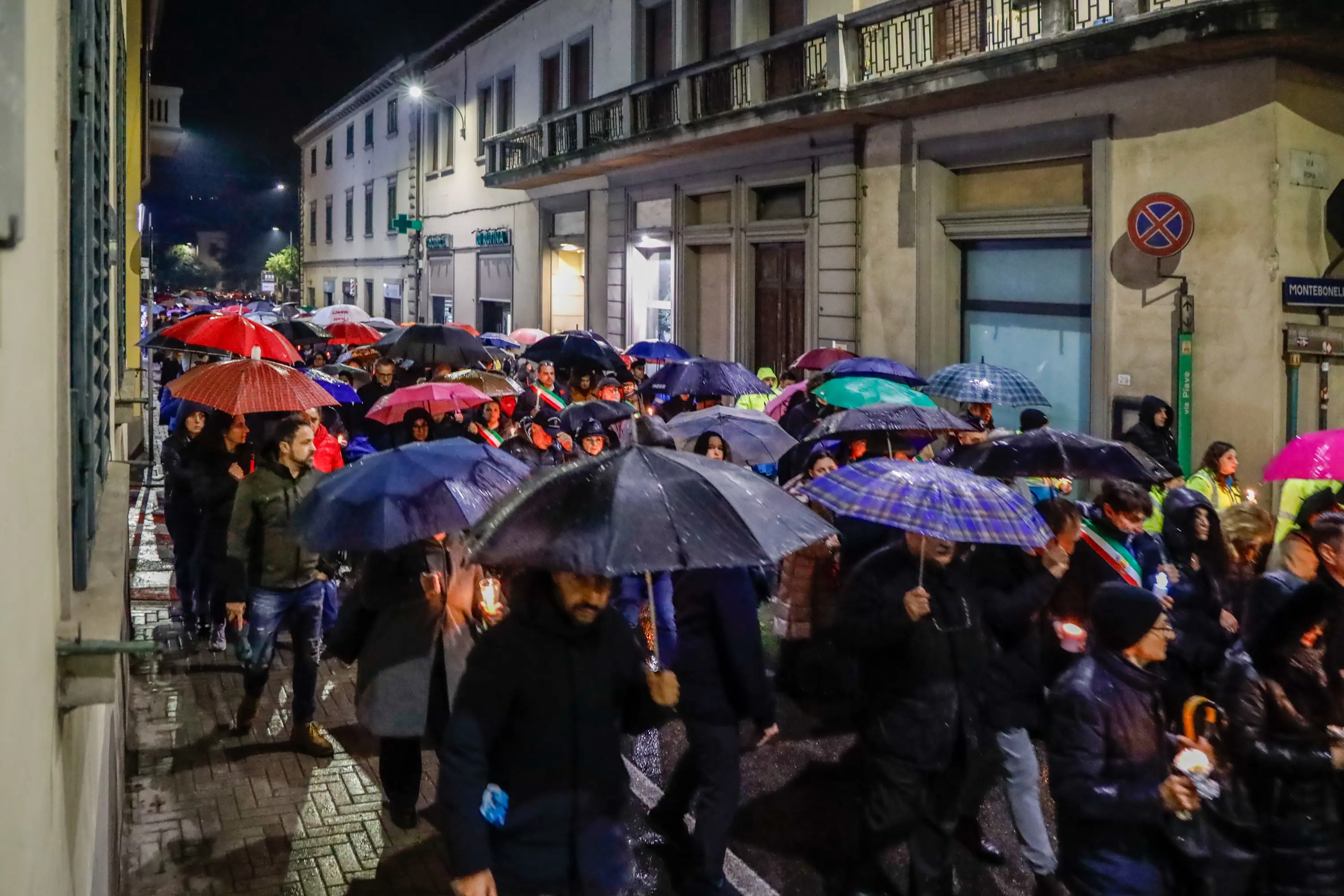 Fiaccolata alla Rufina, un migliaio di persone sotto la pioggia per Eleonora Guidi: “Sempre nei nostri cuori”