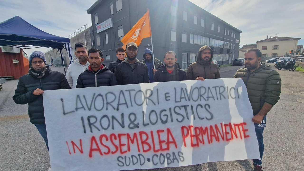 Alcuni lavoratori della Iron & Logistics in assemblea permanente