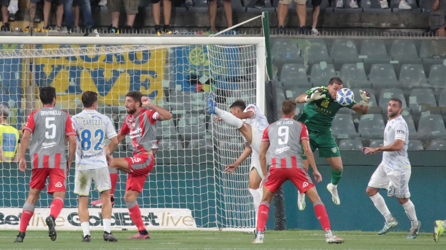 Un momento di Cremonese-Carrarese. E' la seconda giornata di Serie B