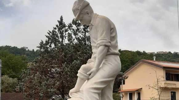 Il monumento agli Alpini a Beverino preso di mira l’altra notte dai vandali che hanno danneggiato la statua in marmo e strappato due bandiere