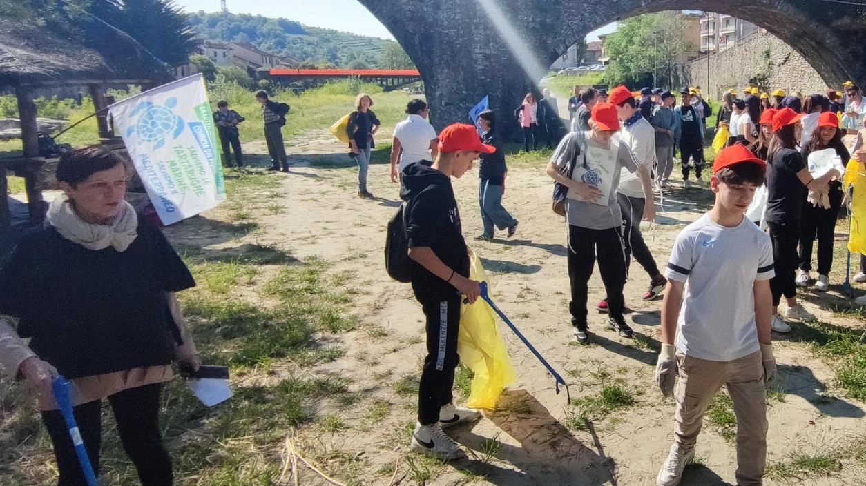 Una giornata dedicata alla raccolta dei rifiuti abbandonati realizzata dagli studenti nell’area fluviale a Pontremoli