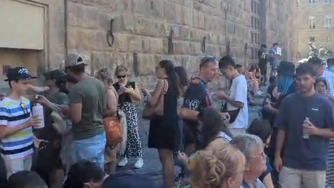 Lunga fila di turisti per trovare un po’ di refrigerio