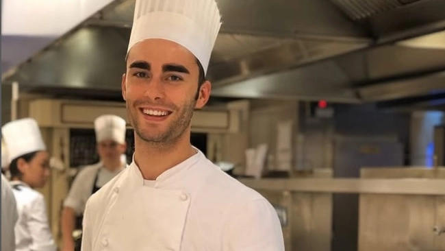 Edoardo Tizzanini nella cucina del ristorante Da Vittorio a Brusaporto