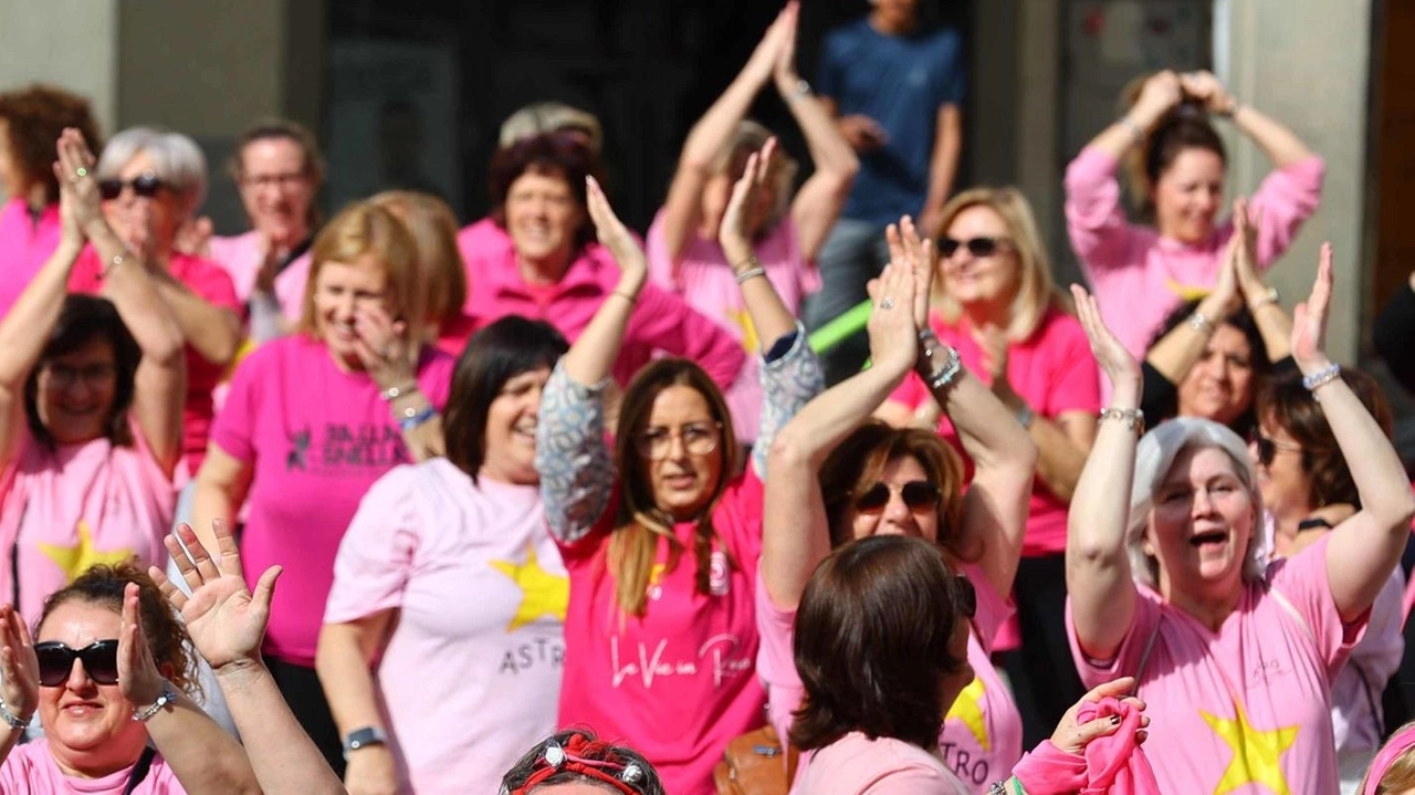 Un recente flash mob di Astro per sensibilizzare alla prevenzione del tumore al seno Tommaso Gasperini/ Fotocronache Germogli)