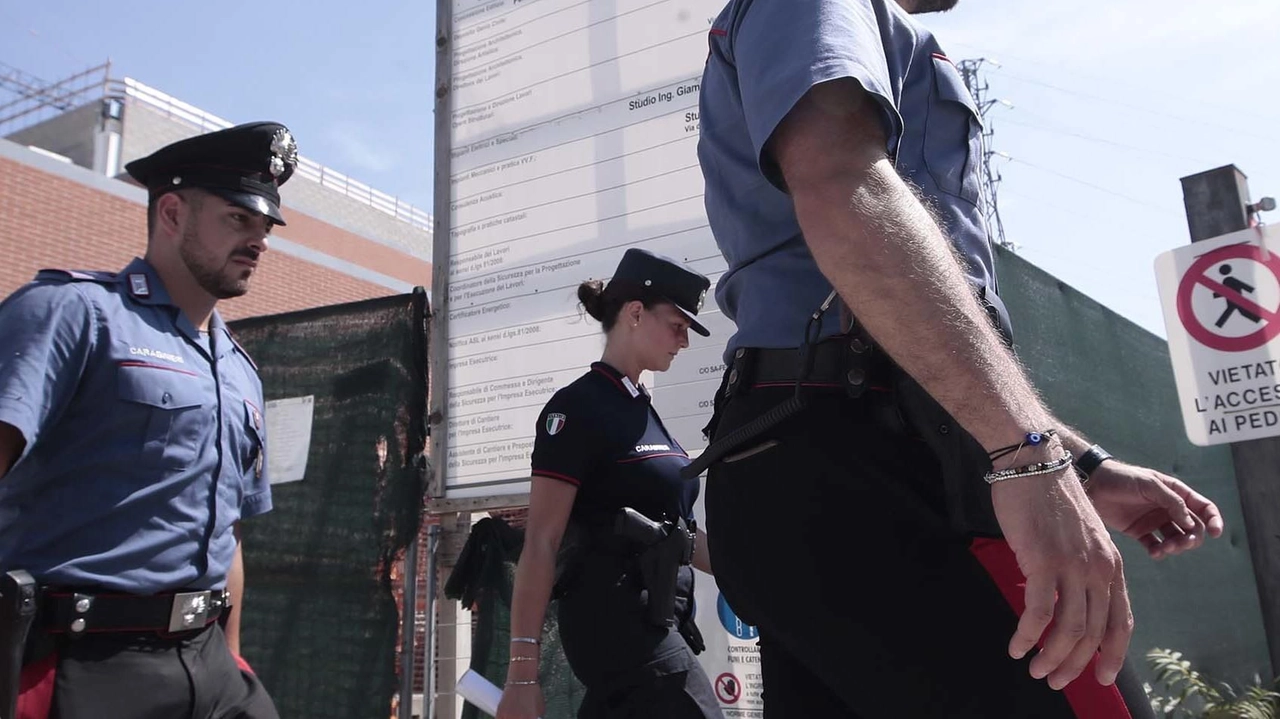 I carabinieri entrano nel cantiere del centro commerciale in Massetana Romana