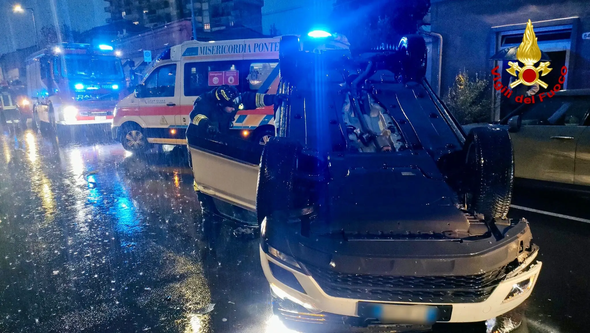 Auto si ribalta in strada, paura a Pontedera