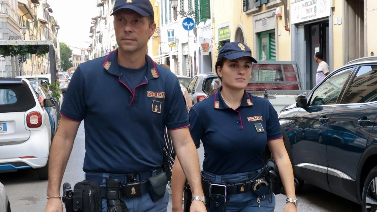 Agenti della polizia di Stato impegnati in un controllo in strada (foto d’archivio)