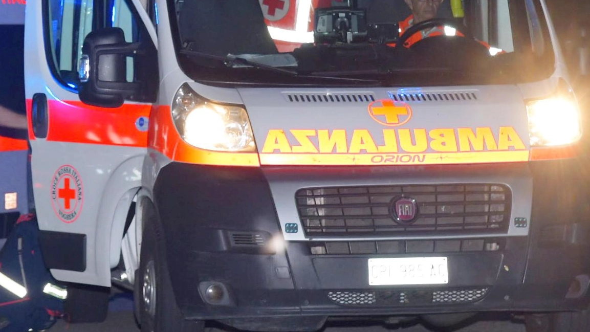 Ambulanza in una foto di repertorio. L'operaio aveva riportato gravi ferite