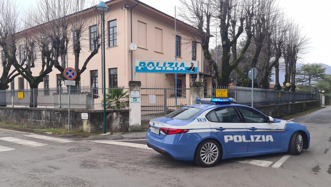 Ubriaco nel locale, si spoglia davanti alla barista e aggredisce i poliziotti