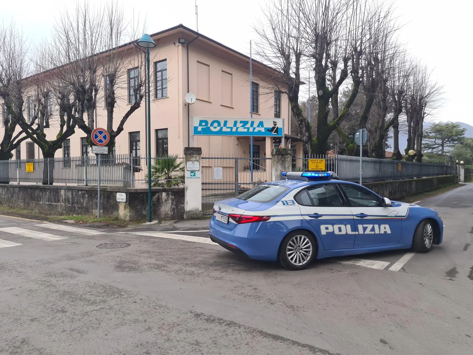 Ubriaco nel locale, si spoglia davanti alla barista e aggredisce i poliziotti