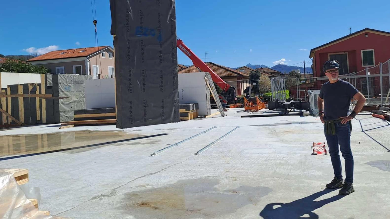 Un’immagine del cantiere del nuovo plesso scolastico Poggi-Carducci del marzo 2023. La nuova scuola sarà pronta a ospitare 600 alunni a partire da settembre