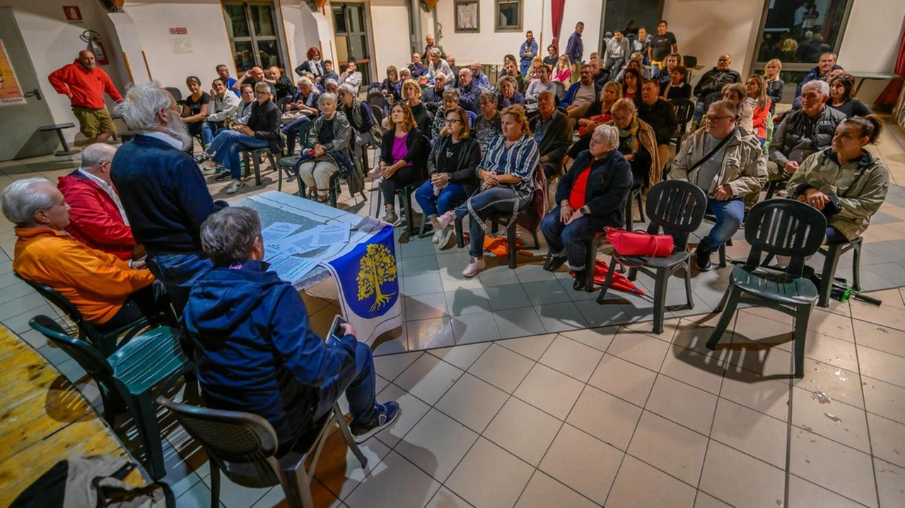 I cittadini si sono ritrovati in assemblea dopo i furti a Querceto