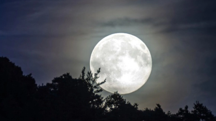 Luna piena (foto Ansa)