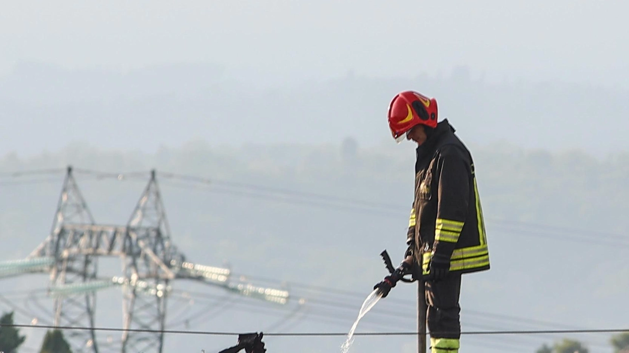 Vigili del fuoco impegnati a spegnere il rogo divampato nell’immobile in via Berlinguer