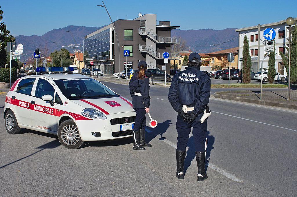 Oltre 2 chili di hashish nascosti in un cespuglio scoperti a San Miniato