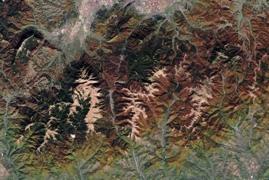 https://www.lanazione.it/image-service/view/acePublic/alias/contentid/M2ZkM2I1YjYtZjU3NC00/0/foliage-immortalato-dai-satelliti-sentinel-2-di-copernicus.jpeg