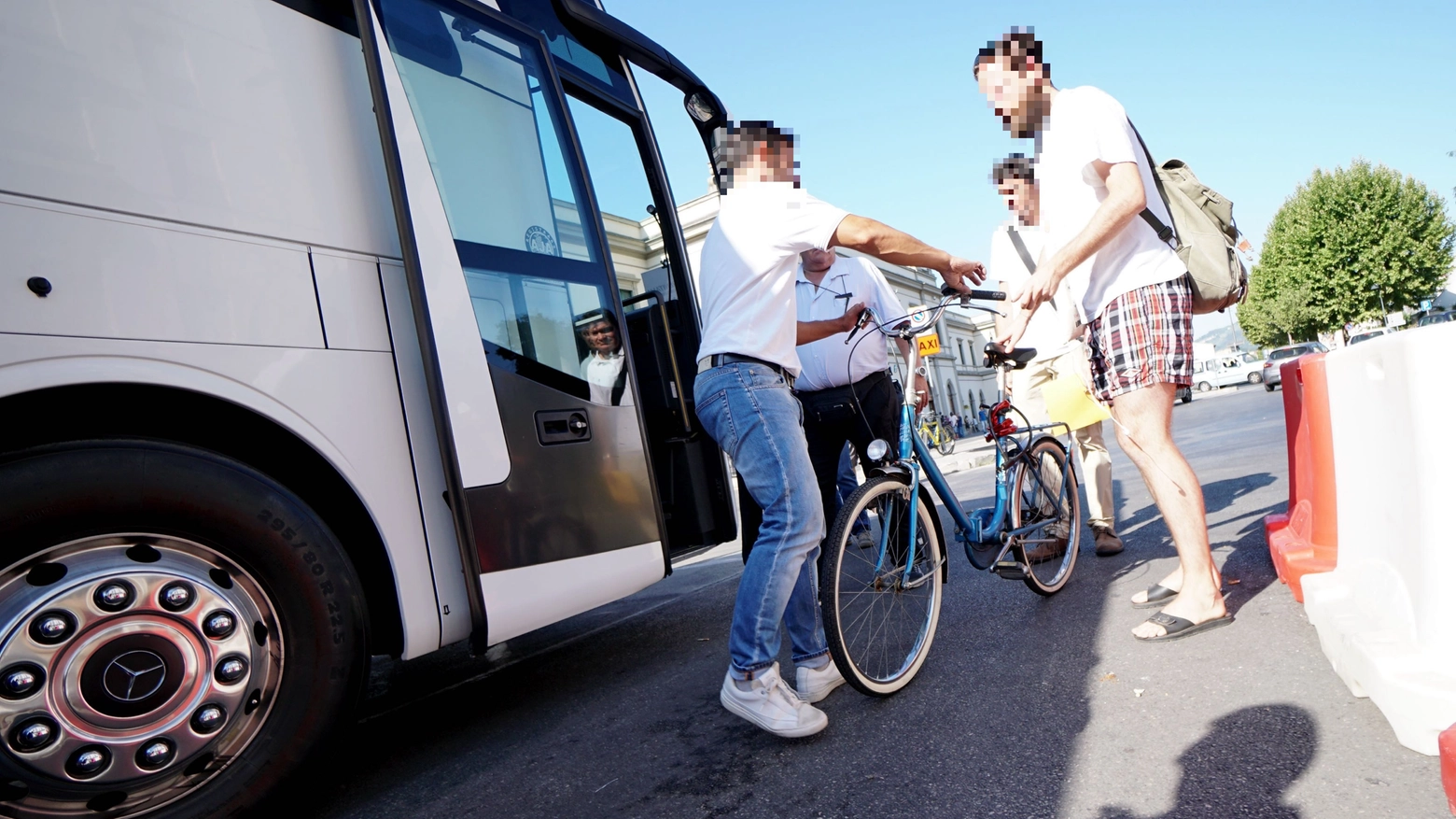 Finisce l'estate e i pendolari tornano a riempire bus e treni (Foto d'archivio)