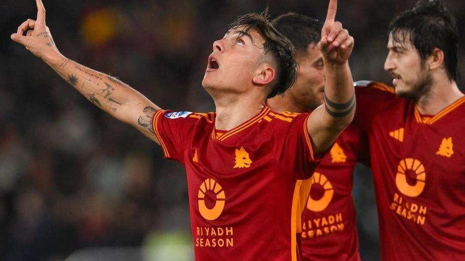 L’attaccante della Roma Paulo Dybala esulta durante il Roma-Torino incriminato