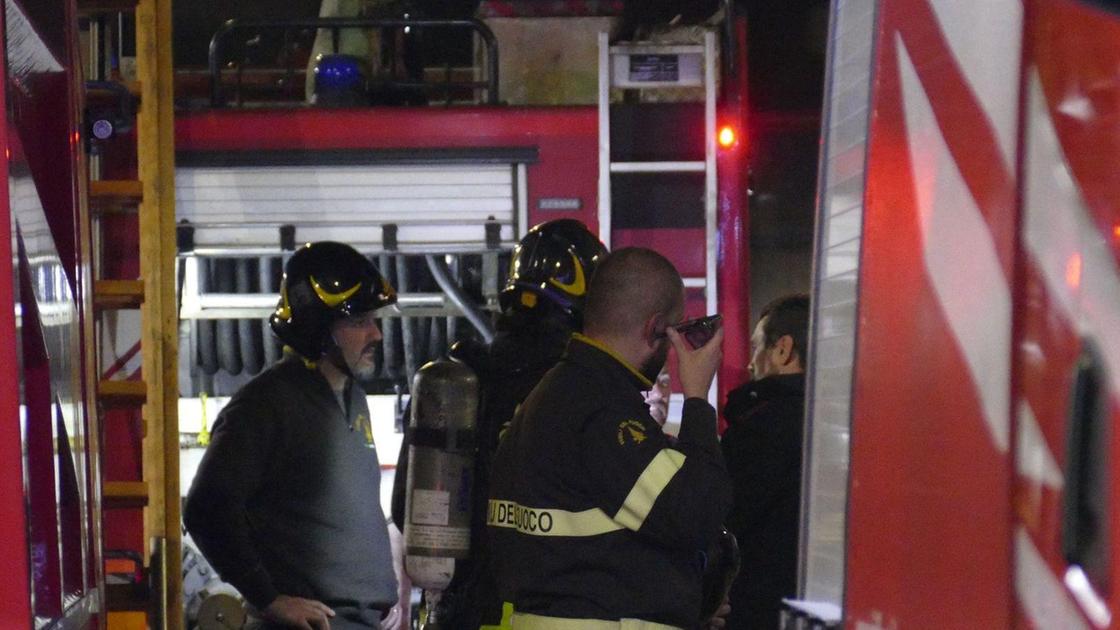 Incendio alla Rifinizione Vignali. Fuoco e fiamme nella notte. Tutte le ipotesi restano aperte