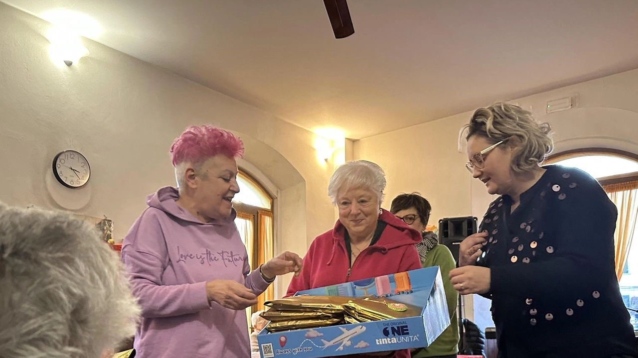 La festa alla Rsa di San Quirico di Vernio. La sindaca Maria Lucarini (a destra, nella foto) con alcune anziane ospiti durante la sua visita natalizia alla residenza