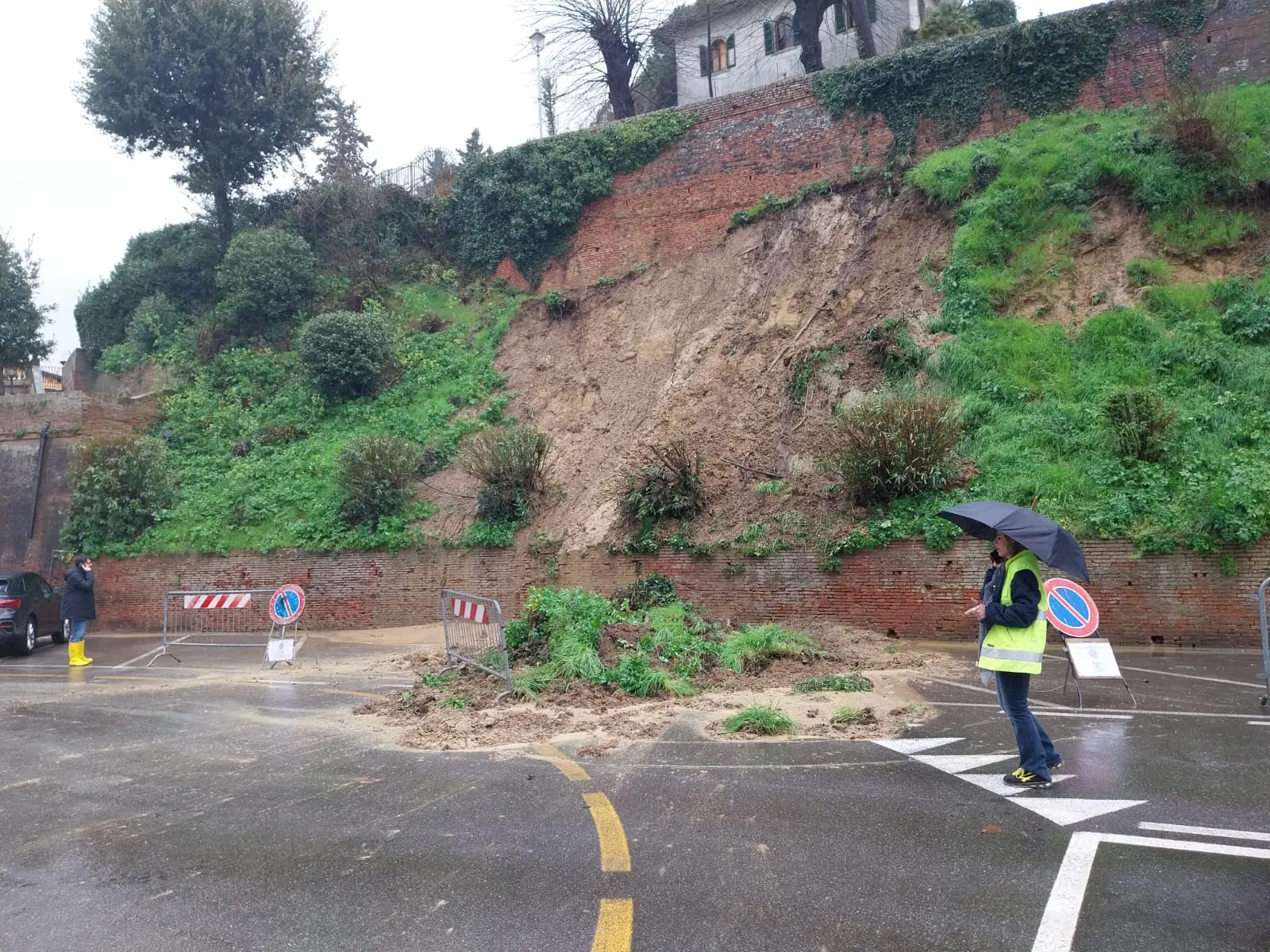 Conta di frane e danni, famiglie ancora fuori casa. Prime opere di sicurezza