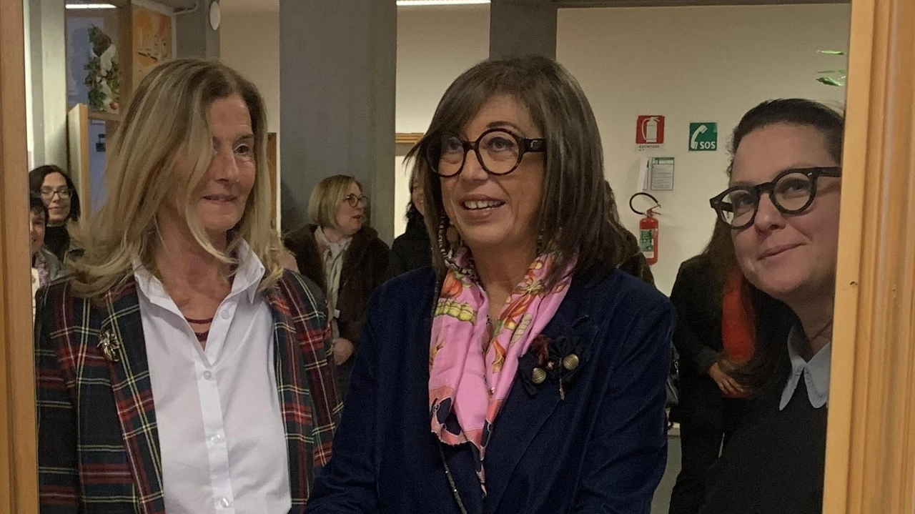 In foto il Provveditore Ilaria Baroni, l’assessore Benedetta Menichelli e la preside Margherita De Dominicis al momento del taglio del nastro