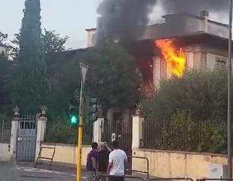 Incendio in abitazione, paura in viale Michelangelo