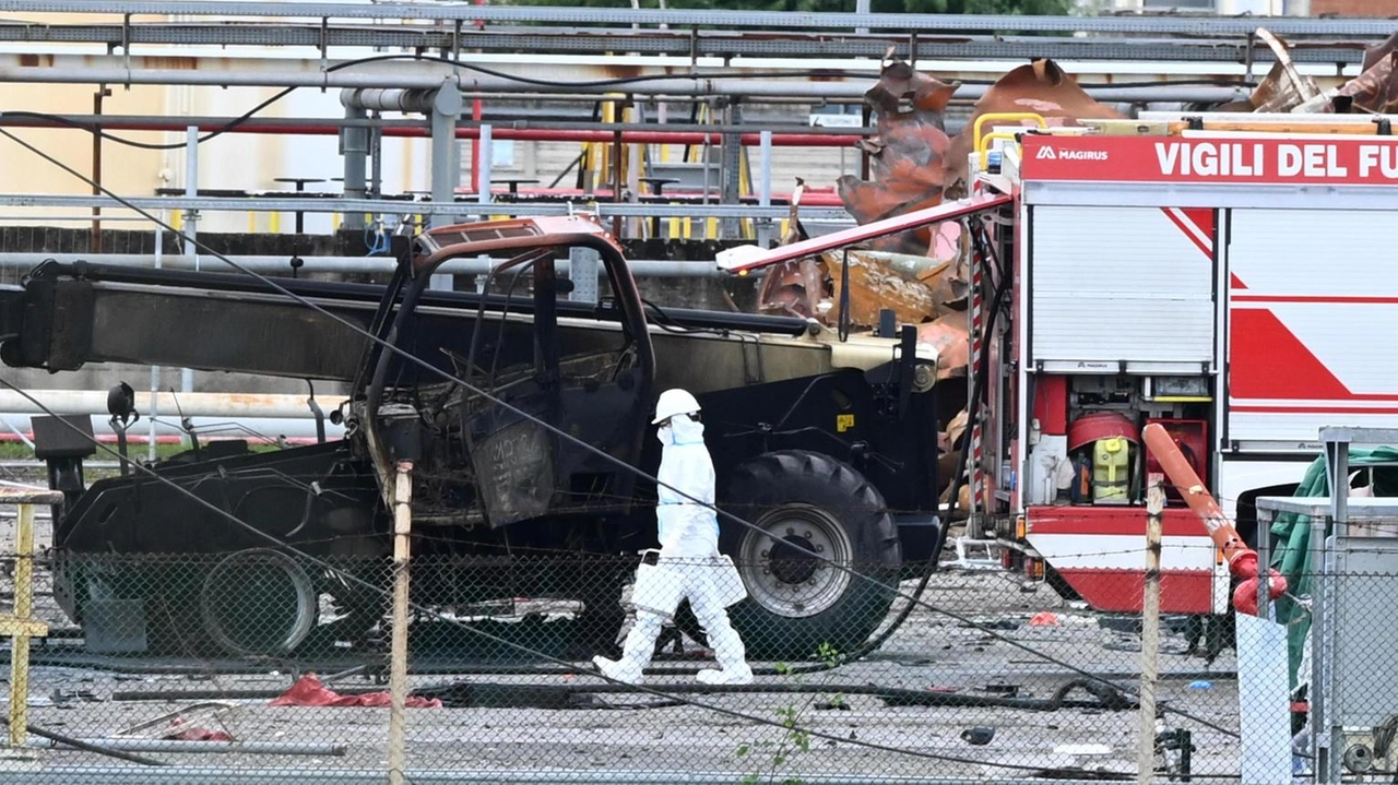 In alto, l’immagine del drone. Sopra, i rilievi nel deposito