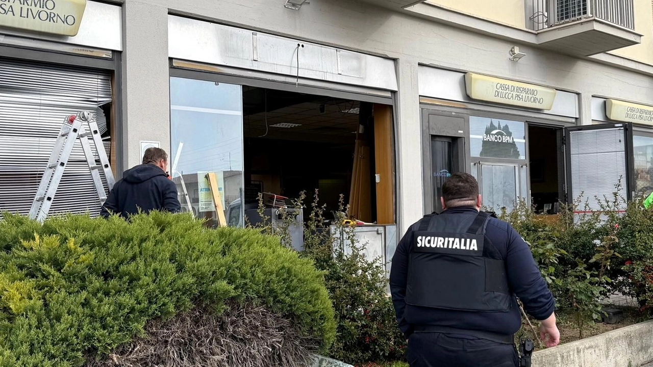 L’ingresso della filiale assaltata dai ladri armati di esplosivo