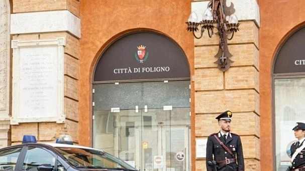 FOLIGNO Individuati i balordi che qualche mese fa danneggiarono il portone di Palazzo Candiotti. I carabinieri della Compagnia ...