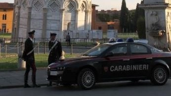 Carabinieri davanti alla Torre