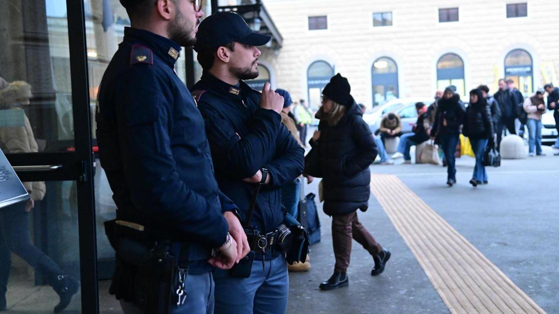 Non scende dal vagone in stazione e aggredisce il capotreno